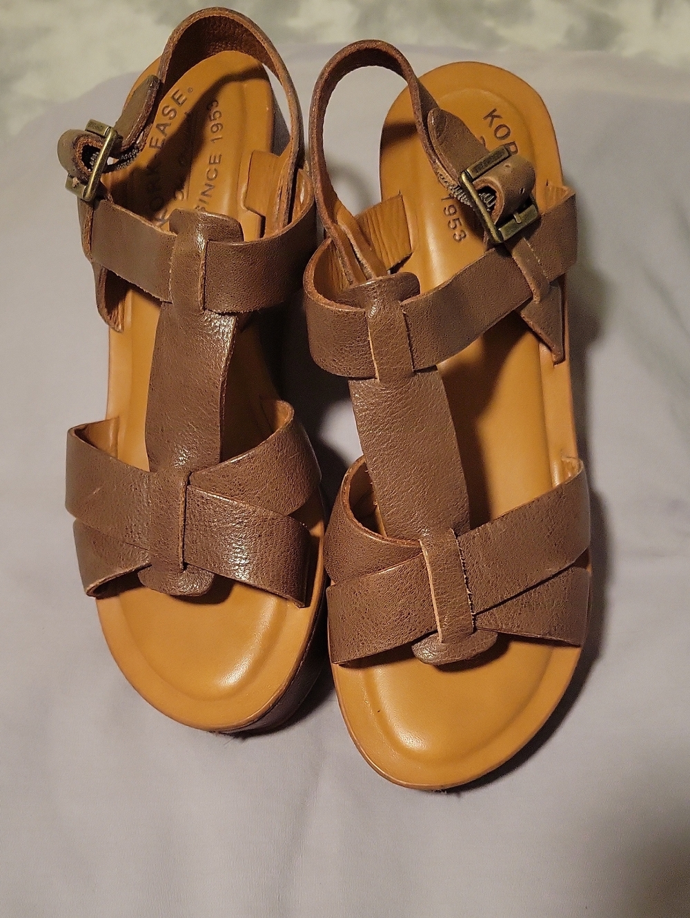 Kork-Ease Women's Brown Leather Strappy T-Sandal with Buckle